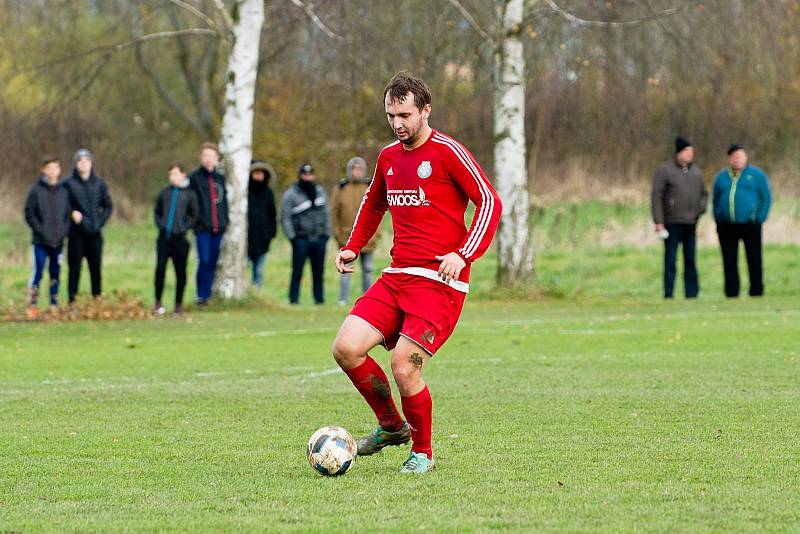 Fotbalisté Ústí (v červeném) v derby proti SK Hranice (2:0)