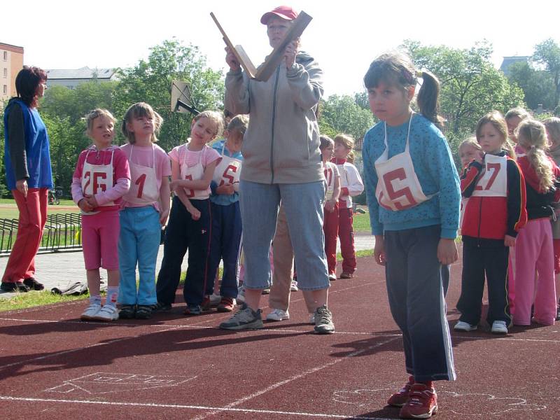 Za slunečného počasí vyrazili ve středu reprezentanti mateřinek z Hranic a okolí na olympiádu. Konala se jako tradičně na hřišti ZŠ Šromotovo. 