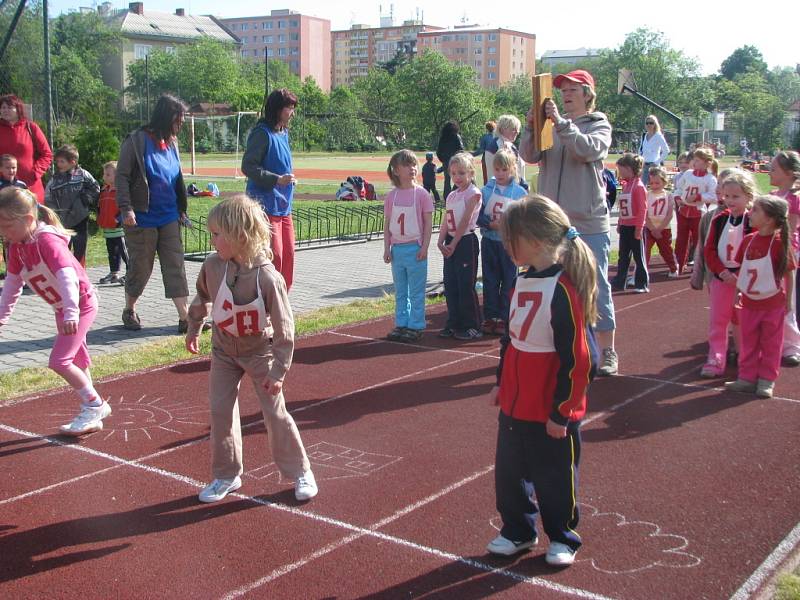 Za slunečného počasí vyrazili ve středu reprezentanti mateřinek z Hranic a okolí na olympiádu. Konala se jako tradičně na hřišti ZŠ Šromotovo. 