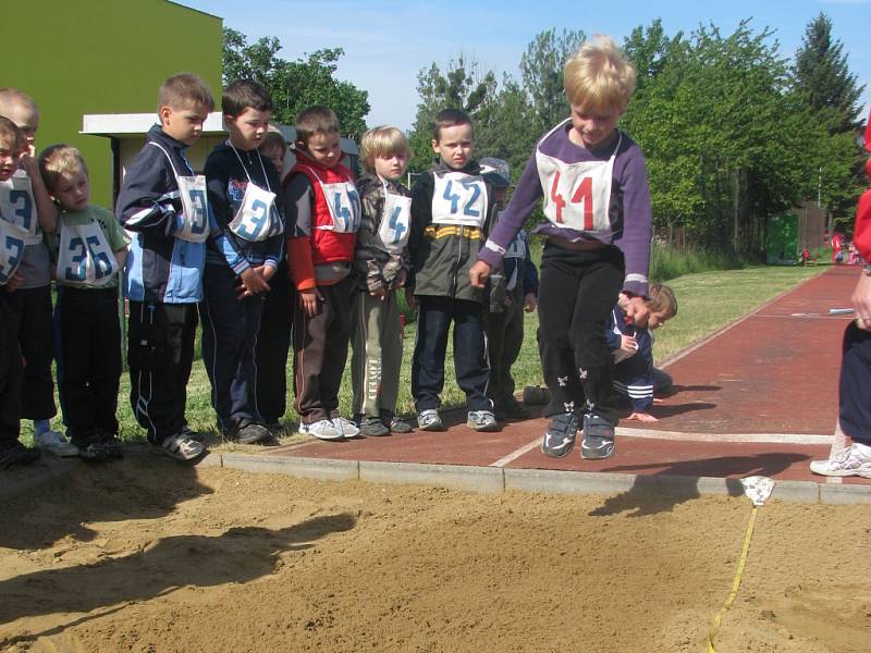 Za slunečného počasí vyrazili ve středu reprezentanti mateřinek z Hranic a okolí na olympiádu. Konala se jako tradičně na hřišti ZŠ Šromotovo. 