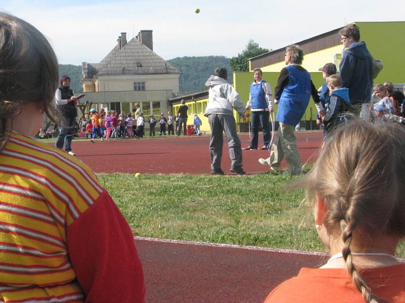 Za slunečného počasí vyrazili ve středu reprezentanti mateřinek z Hranic a okolí na olympiádu. Konala se jako tradičně na hřišti ZŠ Šromotovo. 