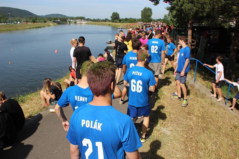 Soutěž základních a středních škol v jízdě na 200 metrů v dračích lodích na hranické Bečvě