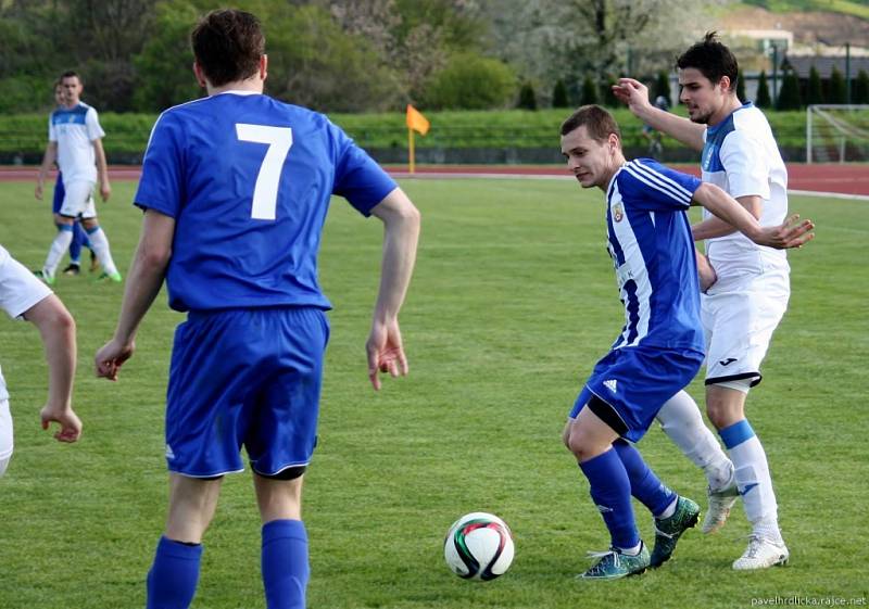 Fotbalisté Hranic (v pruhovaném)