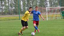 Strhující derby olomouckého krajského přeboru mezi fotbalisty Ústí (ve žlutém) a FC Želatovice.