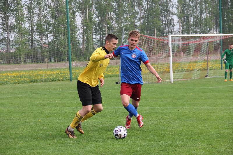 Strhující derby olomouckého krajského přeboru mezi fotbalisty Ústí (ve žlutém) a FC Želatovice.