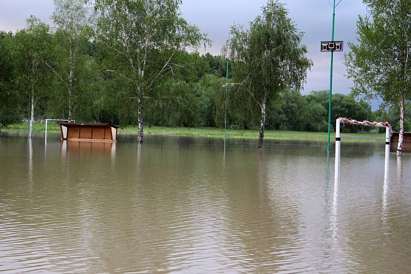 Bečva je v Hranicích na druhém povodňovém stupni. V Ústí zalila fotbalové hřiště.