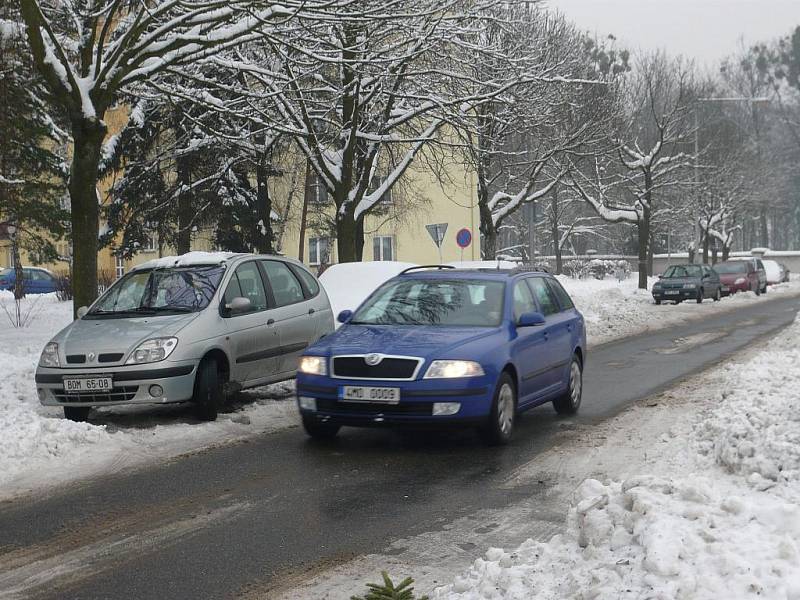 Bezradní řidiči nemají kde zaparkovat svá auta, a tak parkují kde se dá.