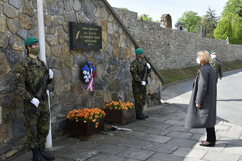 Připomínka Dne vítězství u Obřadní síně hranického hřbitova v pátek 8. května.