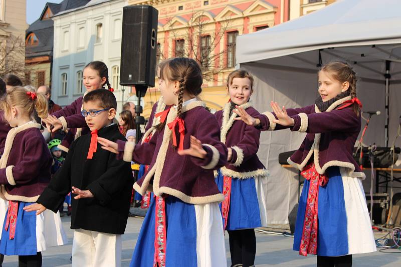 Na akci Vítání jara vystoupila na hranickém náměstí v sobotu 24. března cimbálová muzika Okybača, taneční oddělení ZUŠ Hranice, folklorní soubor Rozmarýnek a Děcka z Drahotuš.