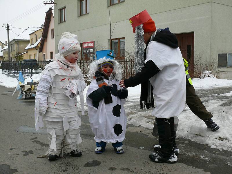 Foto: Vladislav Barot. Masopustní veselí si v sobotu užili také v Černotíně na Hranicku.