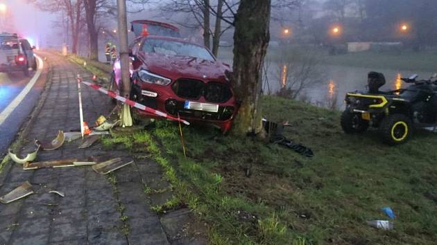 Nehoda BMW s vozíkem v Hranicích