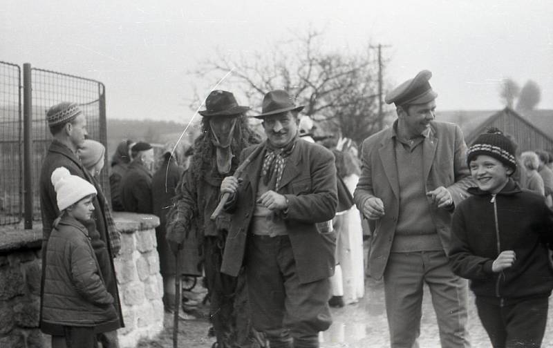 Masopust z Jihlavska. Na snímcích ze 70., 80. a 90. let minulého století je vidět vodění medvěda z Jezdovic a něco málo z obce Salavice.