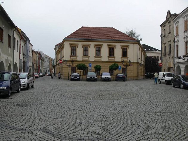 Navrhované změny v centru Hranic: Na Pernštejnské náměstí by se přijíždělo Janáčkovou ulicí a vyjíždělo zpět na Masarykovo náměstí Zámeckou ulicí.