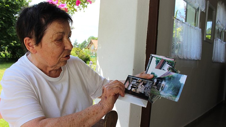 Jarmila Matějková při prohlížení fotografií z toku 2009 s vděkem vzpomíná na všechnu pomoc, která se jim dostala.