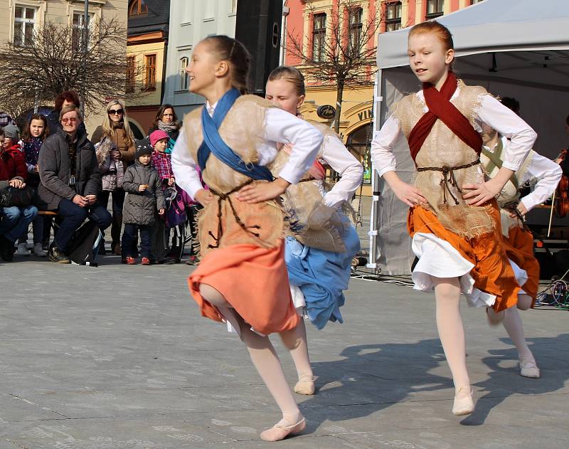 Na akci Vítání jara vystoupila na hranickém náměstí v sobotu 24. března cimbálová muzika Okybača, taneční oddělení ZUŠ Hranice, folklorní soubor Rozmarýnek a Děcka z Drahotuš.