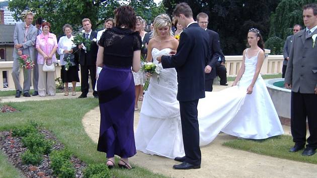 Několik párů si zvolilo za místo svatby střešní zahradu v Lipníku nad Bečvou.