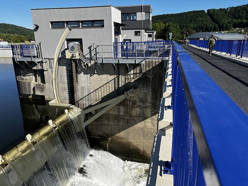 Jez v Hranicích je po dvou letech znovu otevřený pro veřejnost. Lidé se mohou z blízka podívat, jak Povodí Moravy jez rozšířilo a vybudovalo u něj rybí přechod. Květen 2022