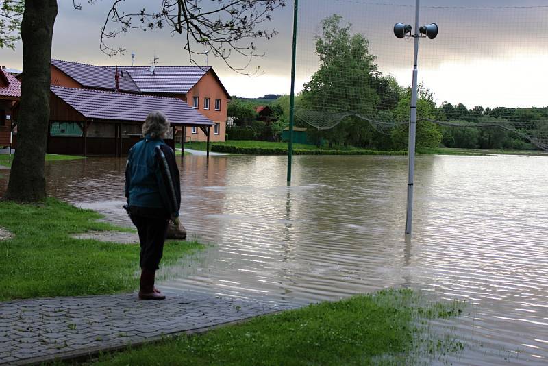 Bečva je v Hranicích na druhém povodňovém stupni. V Ústí zalila fotbalové hřiště.