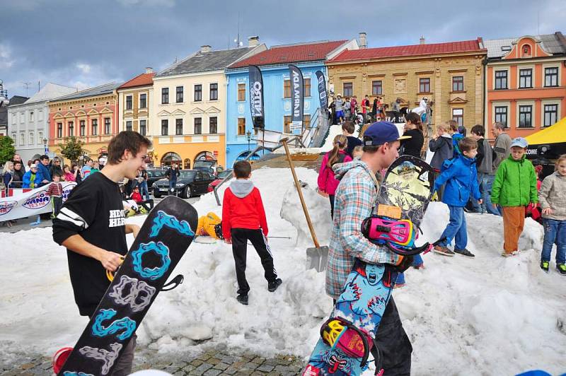 Hranické náměstí patřilo v říjnu lyžařům a snowboardistům