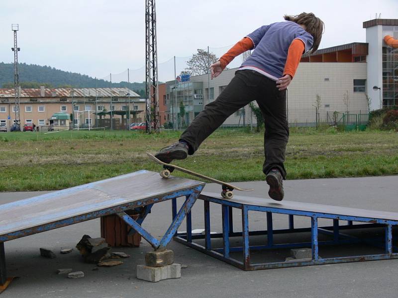 Problém se skateparkem v Žáčkově ulici se snaží město řešit. Zatím však děti a mládež jezdí po rampách, které jsou jen provizorně podloženy cihlami.