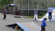Problém se skateparkem v Žáčkově ulici se snaží město řešit. Zatím však děti a mládež jezdí po rampách, které jsou jen provizorně podloženy cihlami.