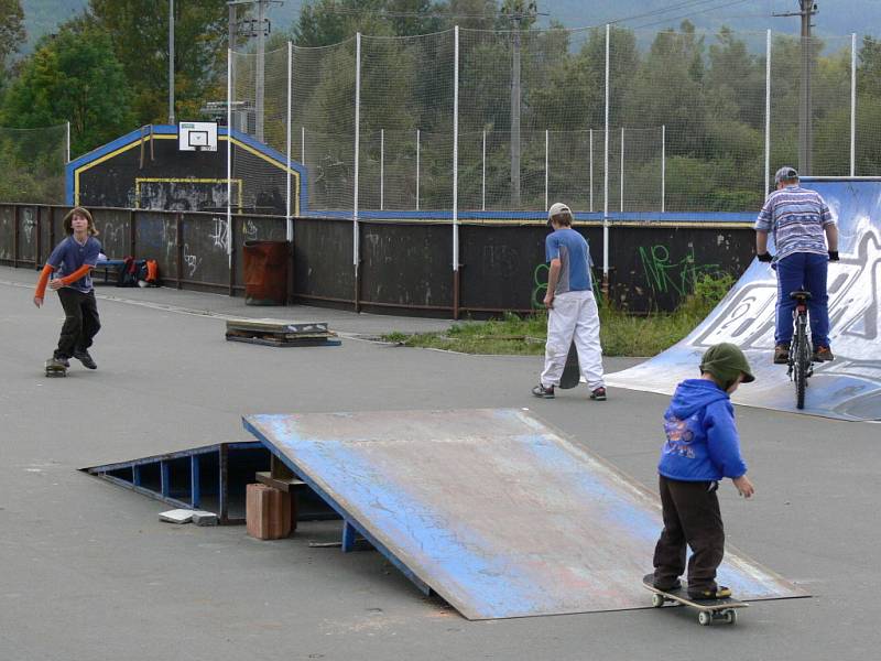 Problém se skateparkem v Žáčkově ulici se snaží město řešit. Zatím však děti a mládež jezdí po rampách, které jsou jen provizorně podloženy cihlami.