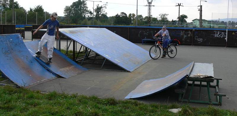 Problém se skateparkem v Žáčkově ulici se snaží město řešit. Zatím však děti a mládež jezdí po rampách, které jsou jen provizorně podloženy cihlami.