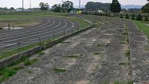 V nevalném stavu se nachází rovněž hranický stadion.