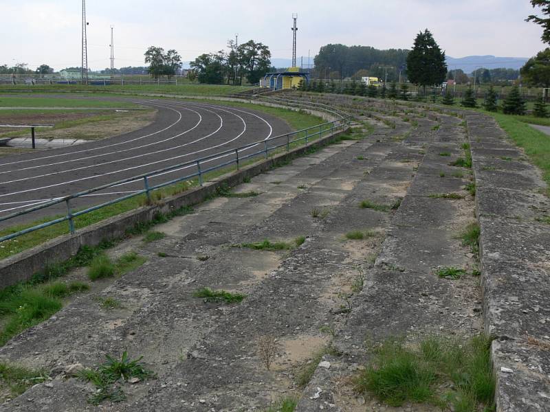 V nevalném stavu se nachází rovněž hranický stadion.