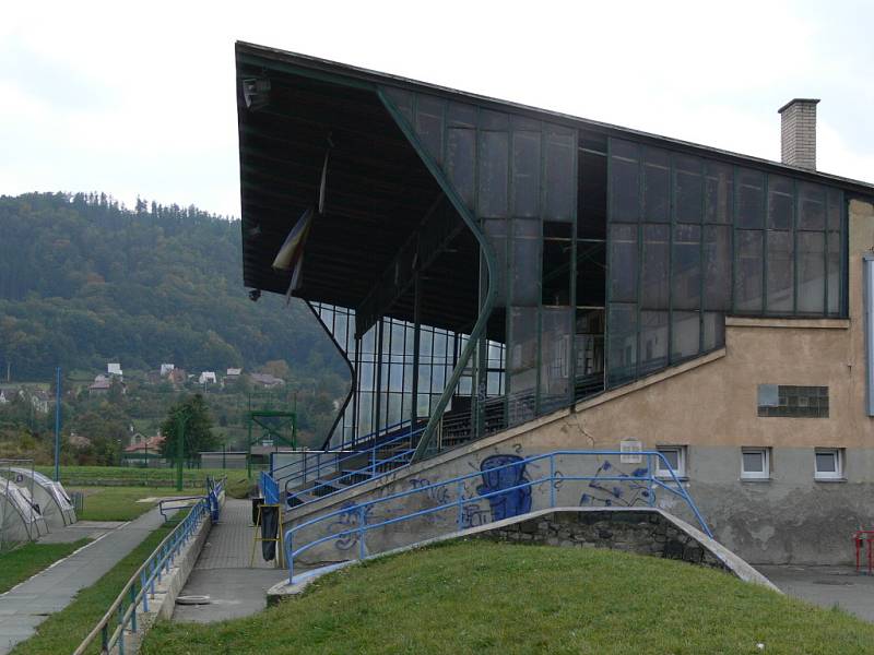 V nevalném stavu se nachází rovněž hranický stadion.