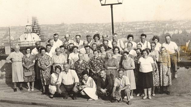 Členové zemědělského družstva Špičky na zájezdu do Prahy v roce 1965.