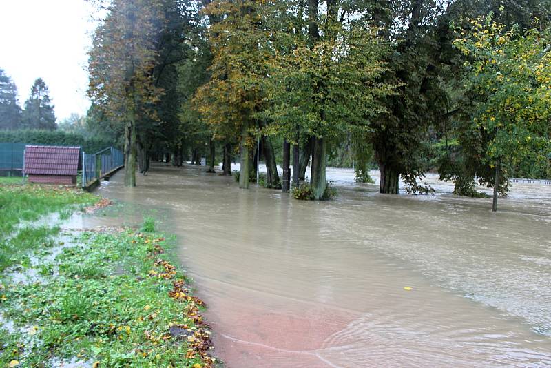 Bečva v lázních Teplice nad Bečvou ve středu 14. října 2020 v 15.30 hodin.