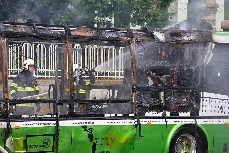 V neděli 10. června kolem 19.15 hodin hořel na třídě 1. máje v Hranicích elektrobus MHD