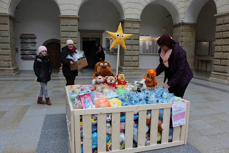 Na dvoraně hranického zámku se konala od pondělí 6. listopadu sbírka s názvem Hvězdičky. Lidé zde nosili hračky pro děti z azylových domů nebo dětských domovů.