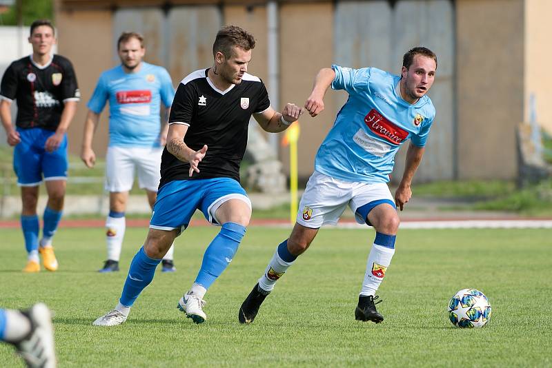 Fotbalisté SK Hranice (v modrém) proti 1. FCV Přerov.