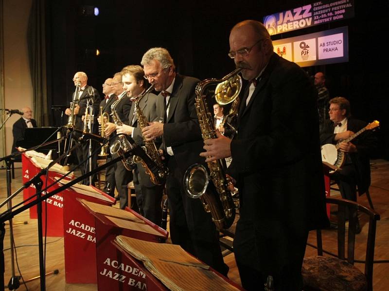 Přerovská, letos padesátiletá kapela Academic Jazz Band a její hosté.
