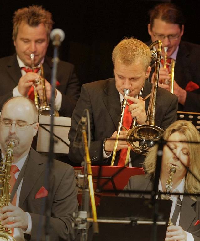 V Přerově začal XXV. jazzový festival. Jako první se na pódiu zasvingovala německá kapela IKS Big Band.