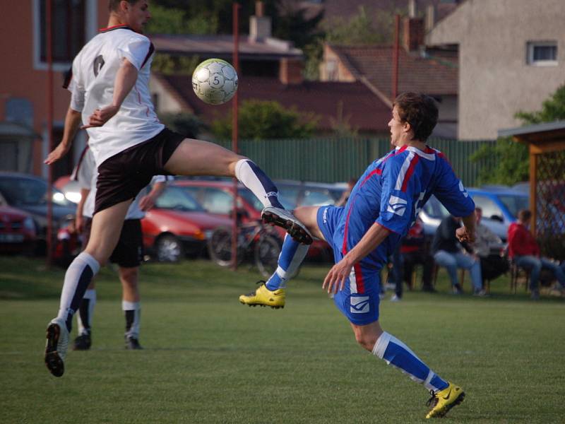 Fotbalisté Želatovic (v bílém) proti 1. FC Přerov