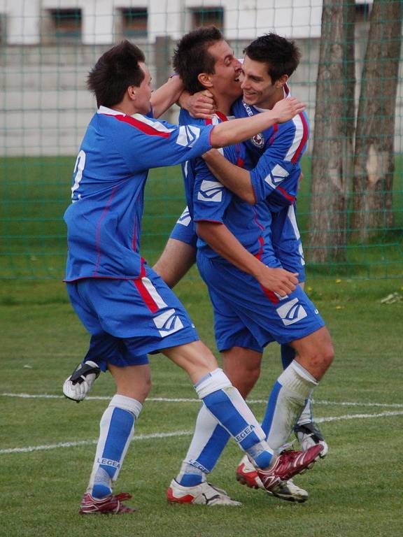 Fotbalisté Želatovic (v bílém) proti 1. FC Přerov