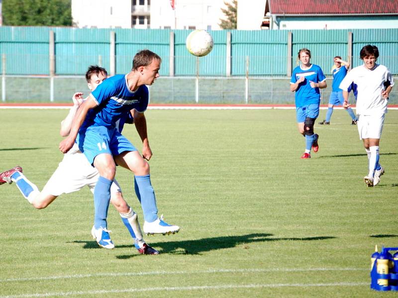 Přerovští fotbalisté (v bílém) v posledním kole krajského přeboru porazili na domácím hřišti hráče Šternberka 2:1. 