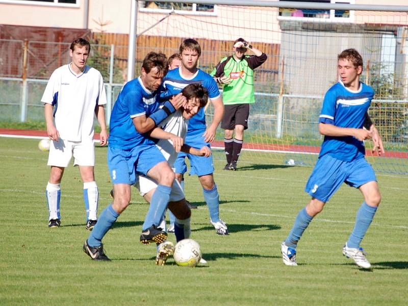 Přerovští fotbalisté (v bílém) v posledním kole krajského přeboru porazili na domácím hřišti hráče Šternberka 2:1. 