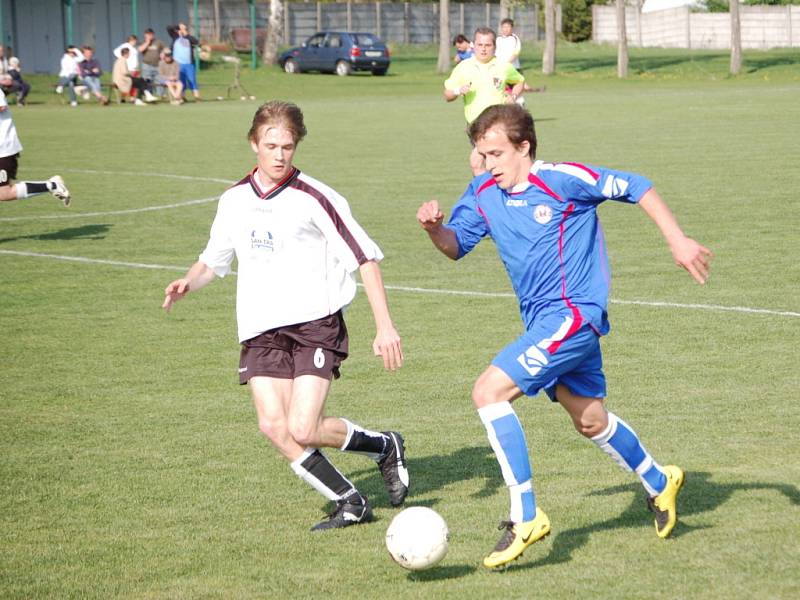 Fotbalisté Želatovic (v bílém) proti 1. FC Přerov