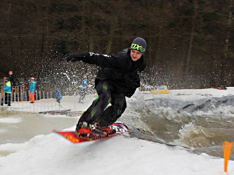 Tradiční bazénová Splash party na potštátské sjezdovce.