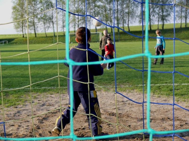 Lampiónový průvod, zapálení vatry a májová veselice v Horním Újezdu