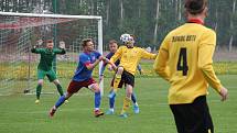 Strhující derby olomouckého krajského přeboru mezi fotbalisty Ústí (ve žlutém) a FC Želatovice.