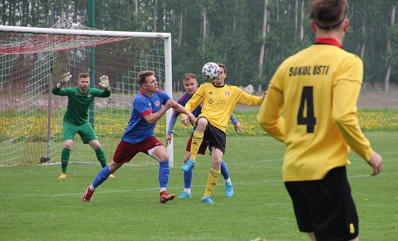 Strhující derby olomouckého krajského přeboru mezi fotbalisty Ústí (ve žlutém) a FC Želatovice.