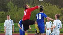 Fotbalisté Hranic (v pruhovaném) v domácím utkání s Přerovem (6:2).