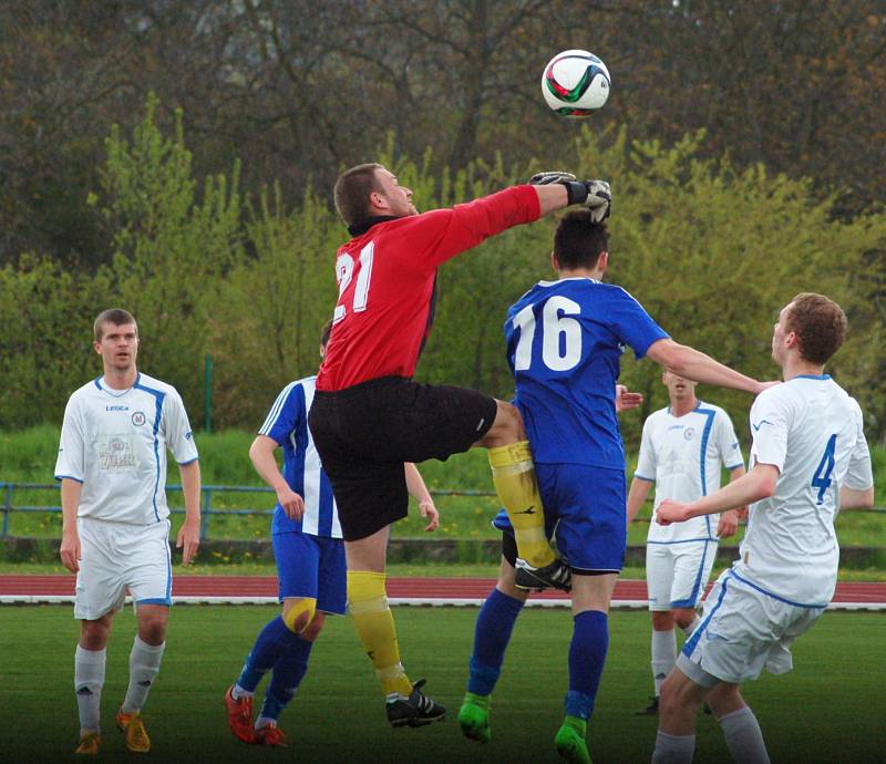 Fotbalisté Hranic (v pruhovaném) v domácím utkání s Přerovem (6:2).