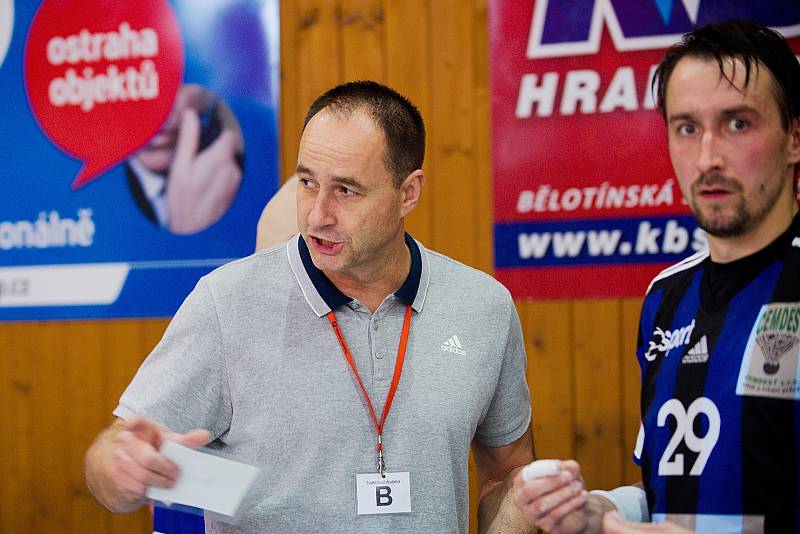 Házenkáři Hranic (v modrém) proti SKKP Brno