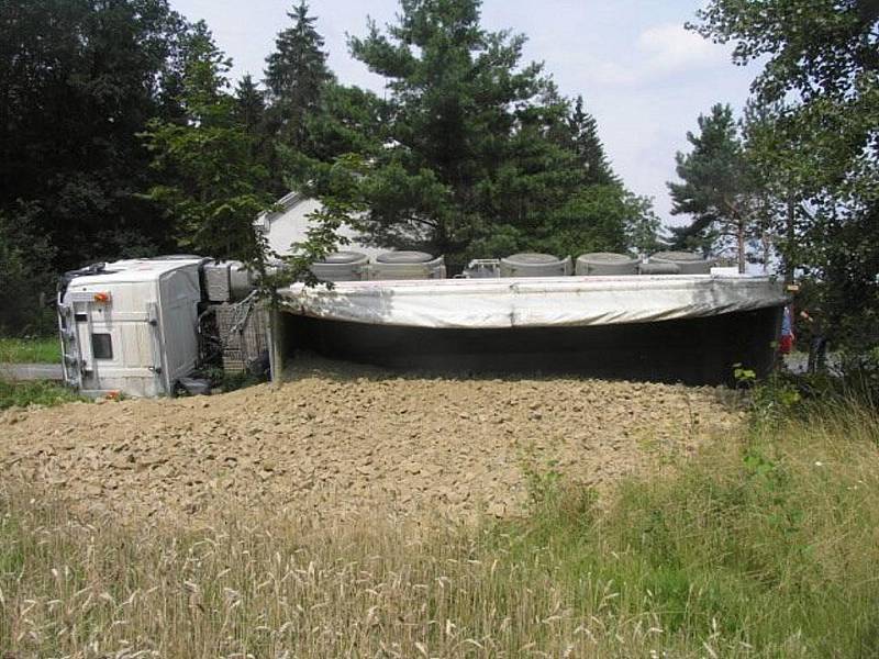 Mladá řidička havarovala s nákladním autem v místní časti Veselíčko – Svrčov. 